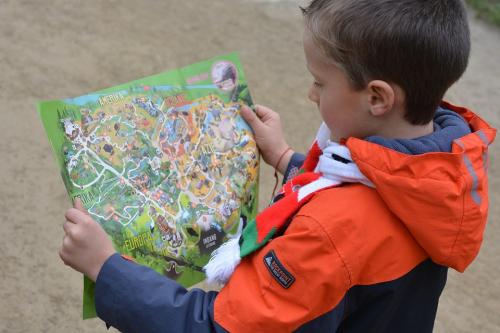 Orientierung Kind mit Karte
